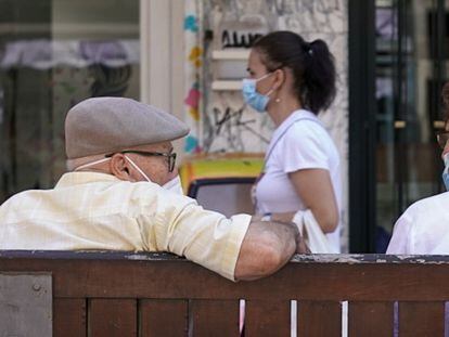 Una pareja de ancianos sentados en un banco, el pasado julio en Madrid.