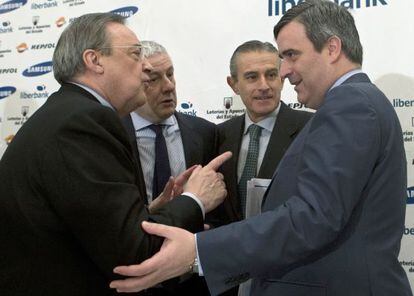 Florentino Pérez conversa con Miguel Cardenal en un acto de Europa Press.