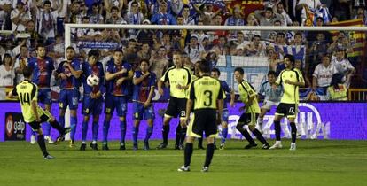 Gabi tira a puerta en el Levante-Zaragoza de 2011.