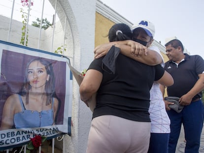 Los padres de la joven y algunas personas allegadas, acudieron a las afueras del Motel Nueva Castilla para realizar una oración por la joven, en julio pasado.