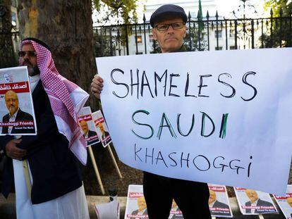 Protesta ante la Embajada saudí en Londres por el asesinato de Khashoggi.