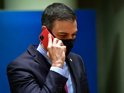 Sánchez habla por un teléfono móvil durante una cumbre celebrada en Bruselas en julio de 2020.