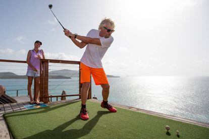 Richard Branson juega con una bola ecológica.