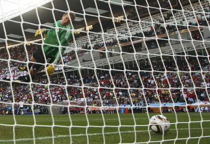 El portero de Alemania, Manuel Neuer, ve c&oacute;mo el bal&oacute;n bota dentro de la porteria tras un tiro de Lampard.