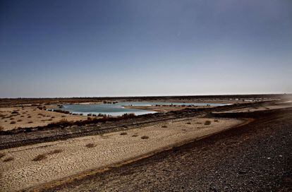 En Afganistán, la sequía pone en riesgo la seguridad alimentaria de dos millones de personas. Una vista general,muestra el agua restante en algunas partes del humedal Hamoon, cerca de la ciudad de Zabol, en la provincia sureste de Sistan-Baluchistan, fronteriza con Afganistán.