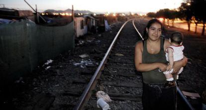 Una mujer con su hijo en una barriada al sur de Santiago.