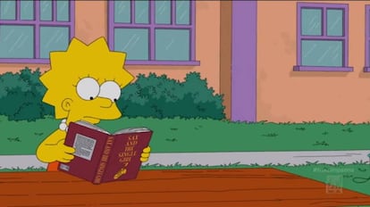 Lisa Simpson lee un libro en el patio del cole.