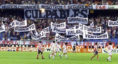 Los aficionados del Atlético protestan contra los jugadores tras el descenso de 2000.