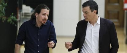El líder de Unidos Podemos, Pablo Iglesias, a la izquierda, con el presidente del Gobierno, Pedro Sánchez.