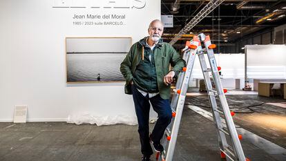 El fotógrafo Jean Marie del Moral, artista invitado en el espacio de EL PAÍS en ARCO, durante el montaje de su exposición.