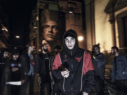 Un grupo de jóvenes en el barrio napoliotano de Forcella.