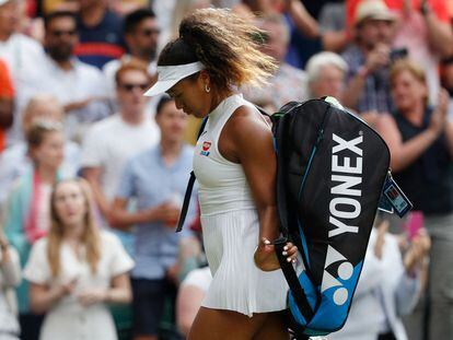 Naomi Osaka se retira tras perder ante Yulia Putintseva en su última participación en Wimbledon, en 2019.