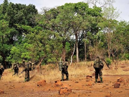 Tropas ugandesas patrullan en la República Centroafricana.