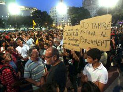 Un millar de indignados han protestado en la plaza Cataluña en rechazo a las detenciones de varios de los 22 presuntos implicados en los actos de acoso a diputados del Parlament de Cataluña.