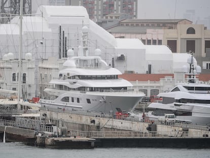 El yate 'Valerie', supuestamente propiedad del oligarca ruso Serguéi Chemezov, inmovilizado el lunes en el puerto de Barcelona.