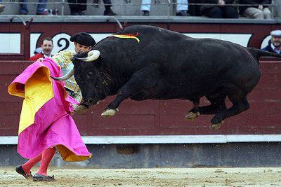 Luis Vilches recibe de capote al sexto toro de la tarde.