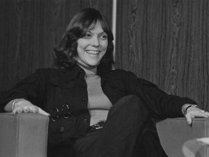 La cantante y baterista estadounidense Karen Carpenter, el dúo pop The Carpenters, en Frankfurt, Alemania, en 1974.