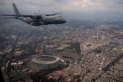 Uno de los aviones de la Fuerza Aérea vuela sobre el Estadio Azteca, al sur de Ciudad de México, el 16 de septiembre de 2022. 