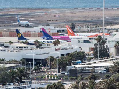 Varios aviones estacionados tras aterrizar en el aeropuerto César Manrique de Lanzarote