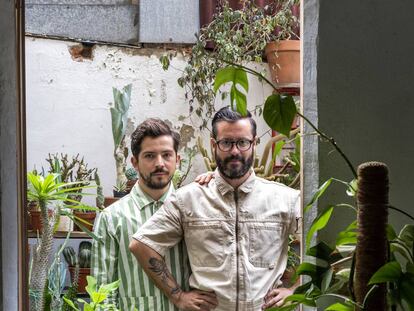 Pancho Doren y Jesús Monteagudo, en el patio de su tienda en el barrio de Gràcia, en Barcelona.