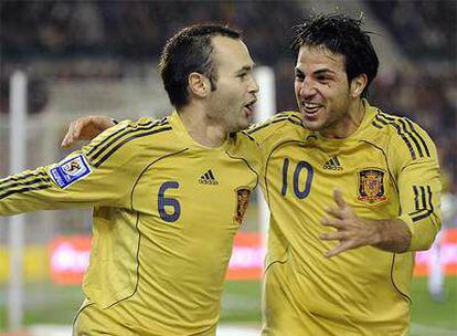 Iniesta y Cesc celebran el primer gol de España