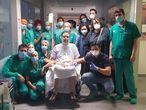 Julio Lumbreras, de 65 años, junto al equipo de la UCI del Hospital de Torrejón, donde ha pasado 57 días.