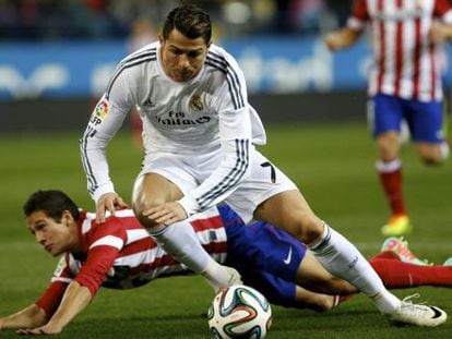 Manquillo derriba a Cristiano en el primer penalti del Atlético.
