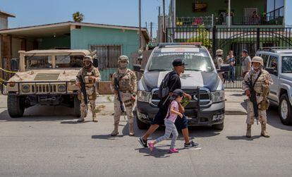 Elementos del Ejército Mexicano resguardan la casa donde se localizó un 'narcotúnel', en Tijuana, el 15 de mayo de 2022.