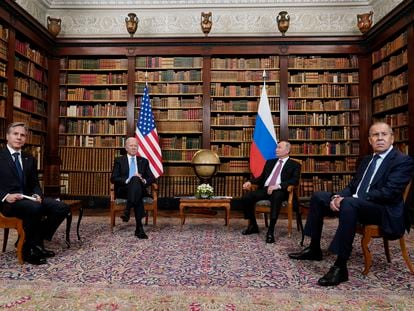Encuentro entre los presidentes de EE UU, Joe Biden, y Rusia, Vladímir Putin, junto a sus respectivos ministros de Exteriores, en junio de 2021, en Ginebra.