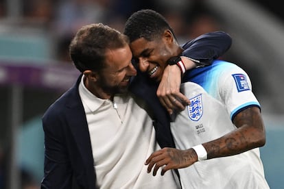 El entrenador inglés, Gareth Southgate, felicita a su delantero Marcus Rashford, nada más sustituirle, por sus dos goles frente a Gales.