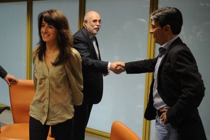 Mikel Arana, a la derecha, estrecha la mano de Jesús Loza en presencia de Aintzane Ezenarro.