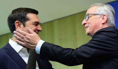 Tsipras es recibido por Juncker, este lunes en Bruselas.