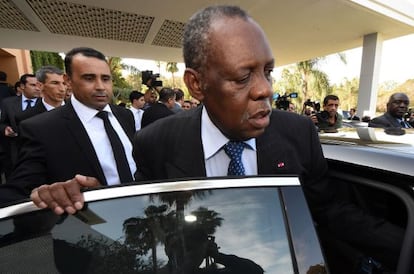 Issa Hayatou, el presidente de la CAF, al salir de la reunión en Rabat.