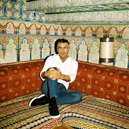 El presentador en la habitación marroquí de su casa.