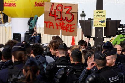 Gendarmes franceses se posicionan mientras los manifestantes se reúnen frente a la Asamblea Nacional para protestar el uso del artículo 49.3 el pasado 16 de marzo.