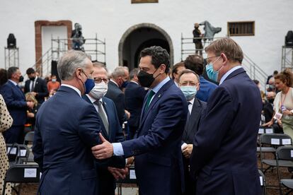 Moreno Bonilla, en el centro, saluda al lehendakari Iñigo Urkullu, en presencia de los presidentes de Ceuta, Melilla y Extremadura, este sábado en La Palma.