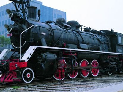Número 73 de la serie 'Oculto en la ciudad' del creador Liu Bolin con una locomotora.
