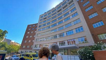 Dos mujeres, en la entrada del hospital Fundación Jiménez Díaz, en el oeste de Madrid.
