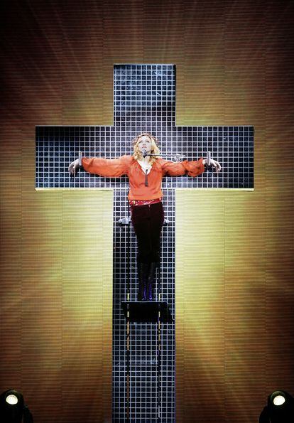 Su amistad con los Papas de Roma. Después de proyectar su cara en las pantallas de sus conciertos en el Who’s That Girl World Tour de 1987, Madonna volvió a encontrarse con el rechazo de Juan Pablo II en el Blonde Ambition Tour, quien llegó a describirlo como “auténtica desgracia”. El pontífice intentó prohibir el espectáculo en el país y, de hecho, la excomulgó. Pero esos rifirrafes no hicieron que la reina del pop se amilanase ante las presiones de la Iglesia Católica y en 2006 volvió a desafiar su paciencia al aparecer en el escenario crucificada en neones (en la foto), una blasfemia de luz y color, en su gira Confessions Tour. En 2008 fueron los nervios de Benedicto XVI los que se crisparon cuando la italo-americana le dedicó Like A Virgin en su show de Sticky & Sweet y en 2015 le envió un saludo al actual papa Francisco en su gira MDNA, aunque este mensaje fue más cordial. En total, la cantante ha sido excomulgada en tres ocasiones.