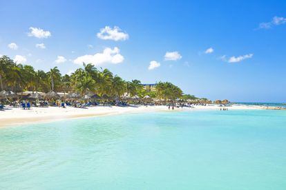 Estar en un playa de arena blanca al calor del sol es lo que muchos imaginan cuando llegan los rigores del invierno a la península. Esa imagen se hace realidad en Aruba, que se promociona como “la isla feliz” del Caribe. Y no solo sus playas son dignas de postal, también lo es el Parque Nacional de Arikok, que ocupa el 18% de la superficie de la isla.