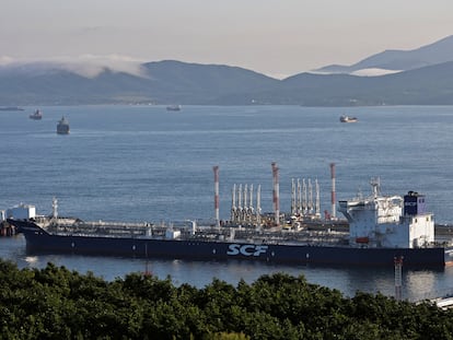 El petrolero 'Vladímir Arseniev', en la terminal de crudo Kozmino, cerca de la ciudad portuaria rusa de Najodka, el pasado 12 de agosto.