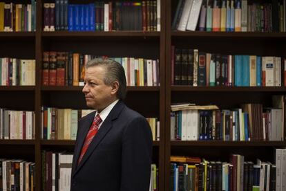 El ministro Arturo Zaldívar, en su despacho de la Suprema Corte.