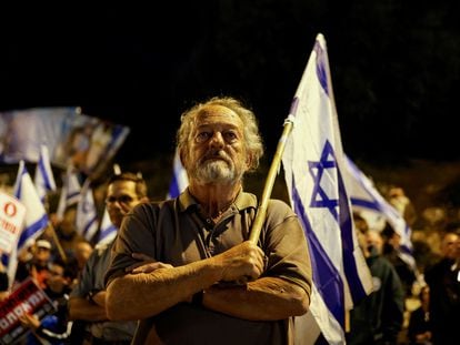 Manifestantes portando la bandera de Israel protestan contra la reforma judicial del Gobierno de Benjamin Netanyahu, el pasado jueves en Jerusalén.