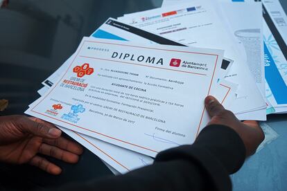 « De nombreux diplômes et formations, de nombreuses heures d'études.  A quoi cela m'a-t-il servi jusqu'à présent ?  De rien.  Je n'ai toujours pas de titre de séjour ».