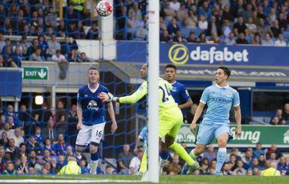 Nasri hace el segundo del City ante el Everton.