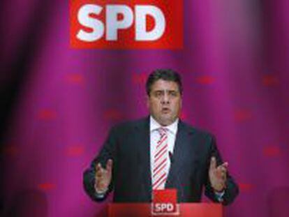 El l&iacute;der del Partido Social Dem&oacute;crata alem&aacute;n (SPD), Sigmar Gabriel, se dirige a los medios tras la convenci&oacute;n de su partido.