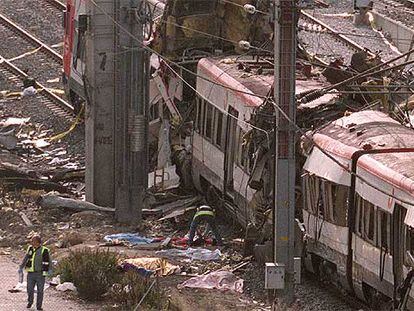 La policía inspecciona uno de los trenes de cercanías afectados por las explosiones del 11-M en la estación de Atocha (Madrid).