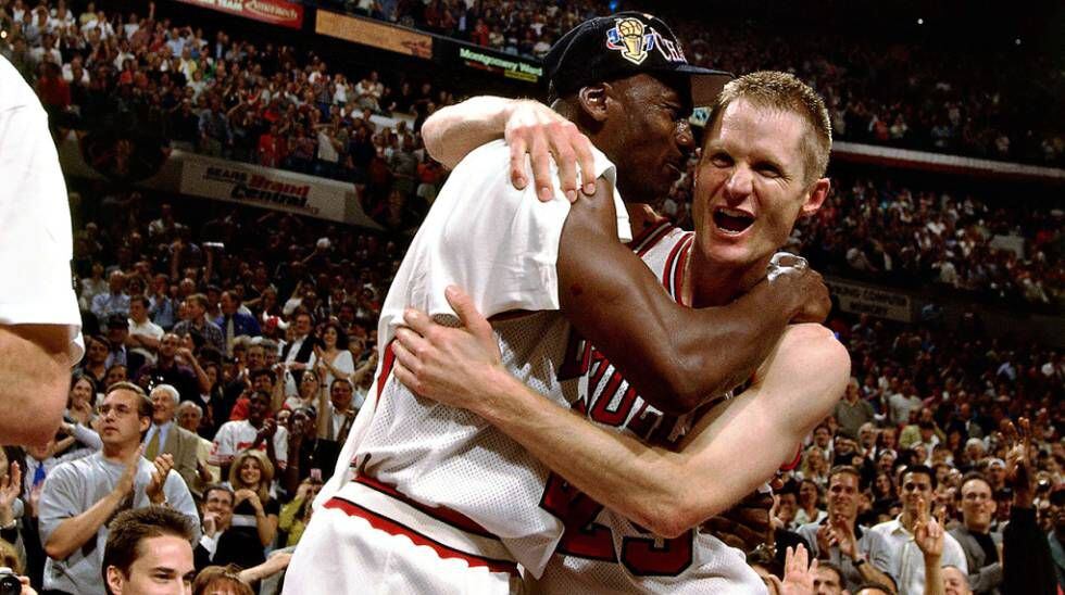 Michael Jordan s'abraça a Steve Kerr a les finals del 1997.
