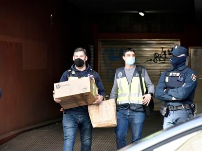 Agentes de la Unidad contra la Delincuencia Económica y Fiscal (UDEF) de la Policía Nacional, después del registro en la concejalía de Deportes del Ayuntamiento de Cornellà del Llobregat el pasado14 de febrero de 2022