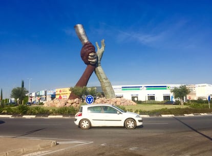 En Castellón, la memoria a las víctimas está rota desde 2013. La escultura La Paz, del artista Joan Ripollés, se instaló en una rotonda de la Ronda Sur en 2010, como homenaje a las víctimas del terrorismo mundial. Inicialmente era un conjunto de tres brazos que estrechaban sus manos, de donde salían tres palomas. Elaborada con hierro, acero y cobre, pesaba 36 toneladas y tenía una altura de 29 metros. En 2013, el viento derribó la pieza superior, que sostenía las palomas. Tras la caída, el artista aseguró que "había hablado con su estatua" y que esta le había pedido que "la dejaran así". Pese a ello, en octubre de 2014 comenzó una primera fase de su recuperación por decisión del Ayuntamiento del Partido Popular (PP). Actualmente, el nuevo Gobierno municipal, formado por PSPV y Compromís, se encuentra a la espera de un informe técnico que determine quién tiene que pagar el resto de la reparación, informa Nuria Tirado.